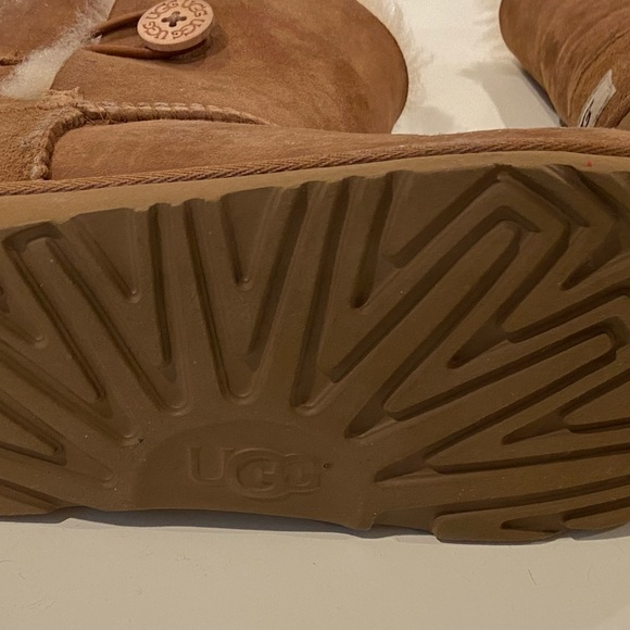 KIDS UGGS SIZE 5 USED - Picture 3 of 6